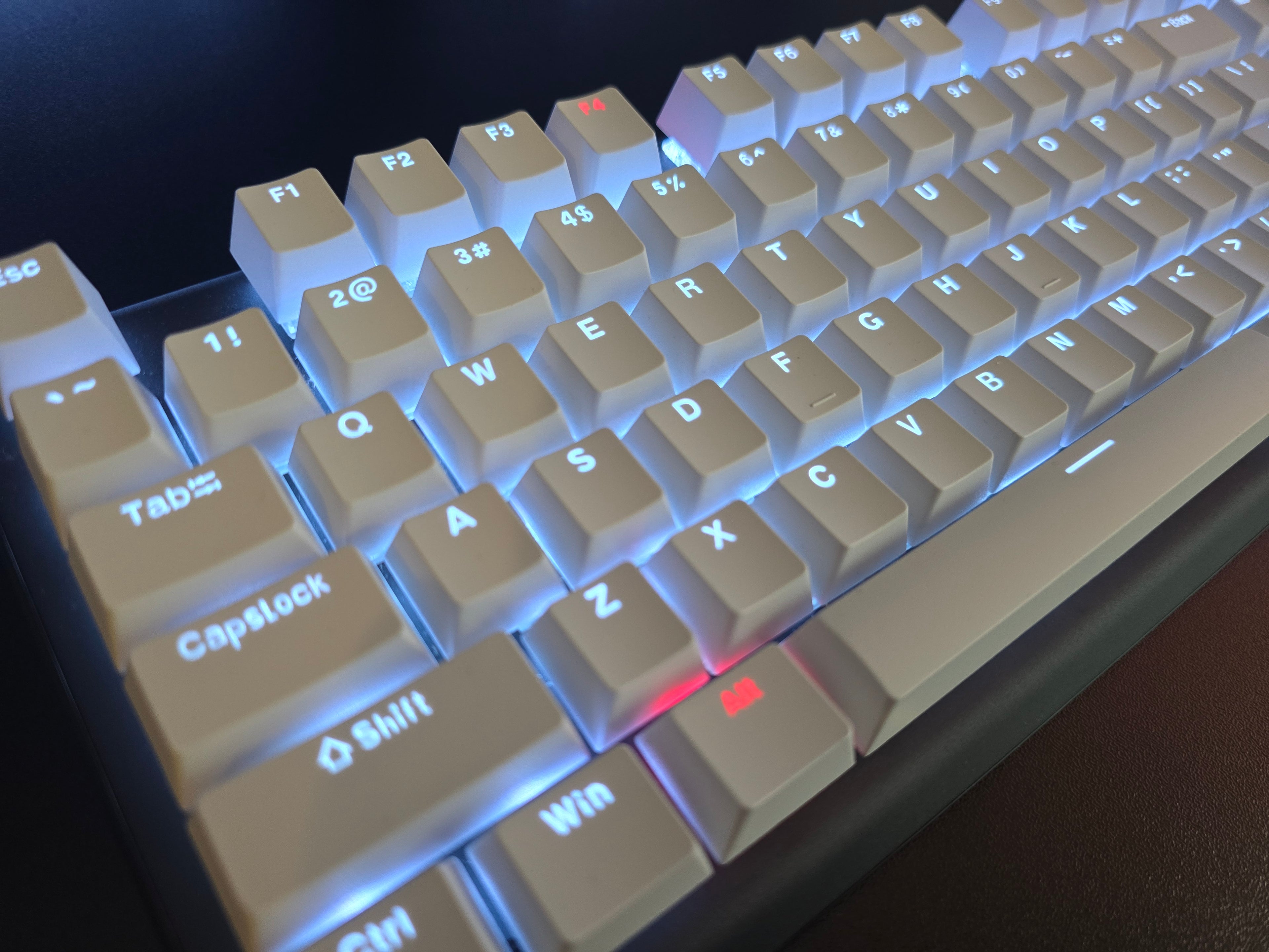 SteelSeries Apex 5 (Custom | Balti Keycapai)