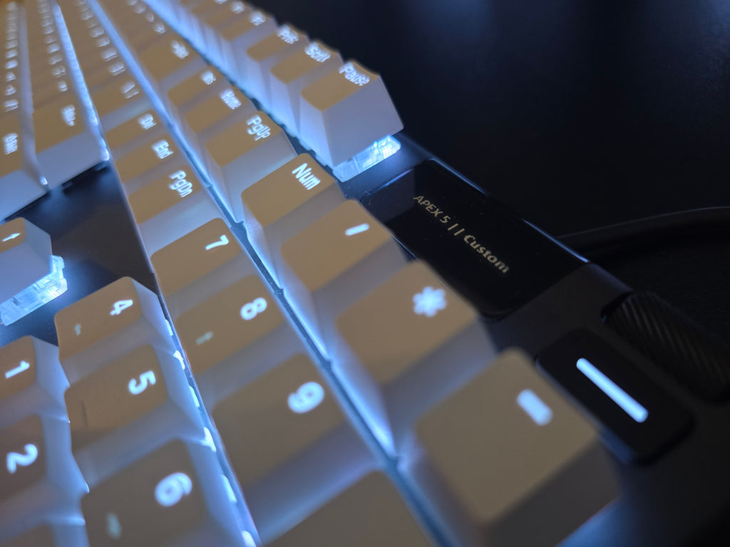 SteelSeries Apex 5 (Custom | Balti Keycapai)