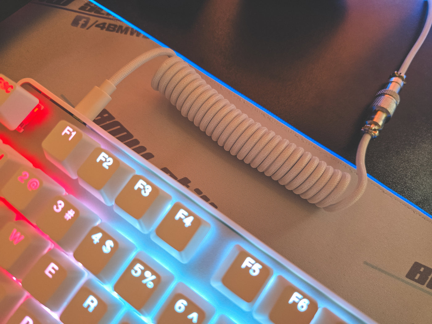 Spiralinis baltas Coil Laidas Klaviatūrai — USB-A į USB-C su GX16 jungtimi