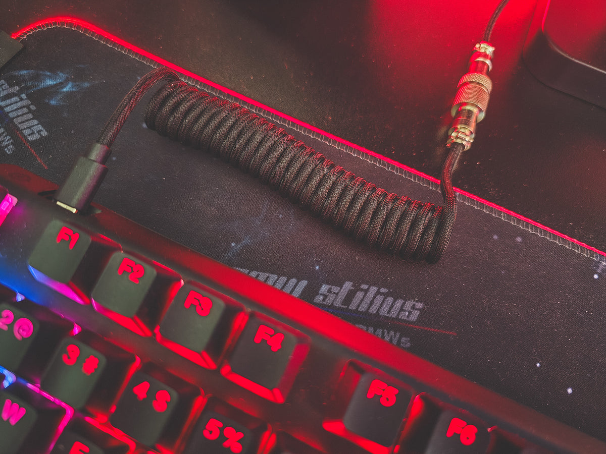 Spiralinis juodas Coil Laidas Klaviatūrai — USB-A į USB-C su GX16 jungtimi