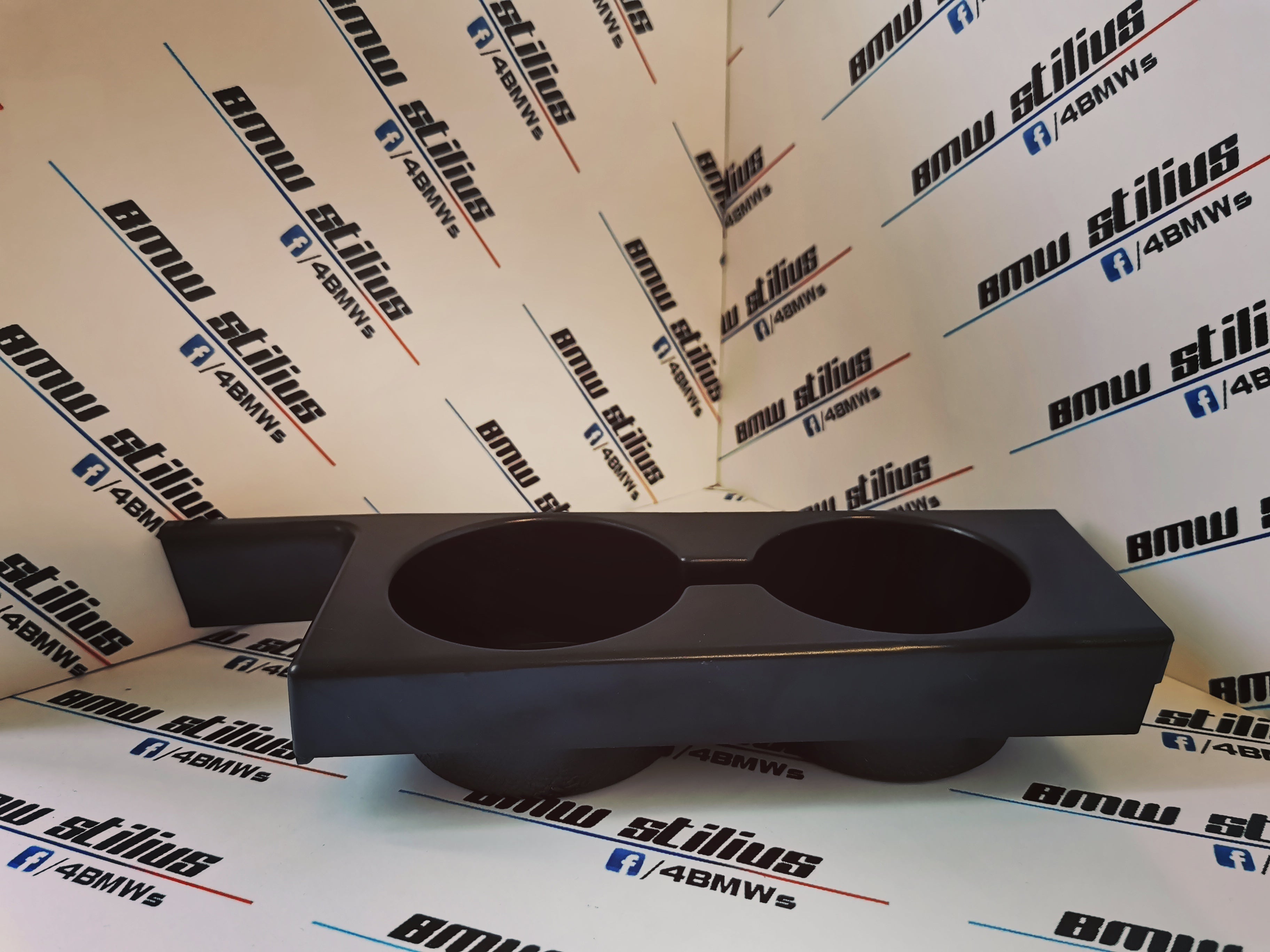E39 puodelių laikiklis (cupholder) su vieta telefonui padėti